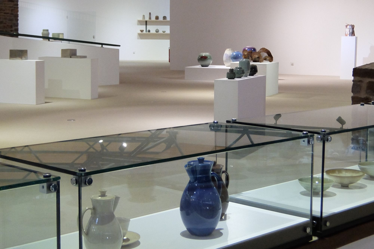 Dauerausstellung mit Keramikobjekten