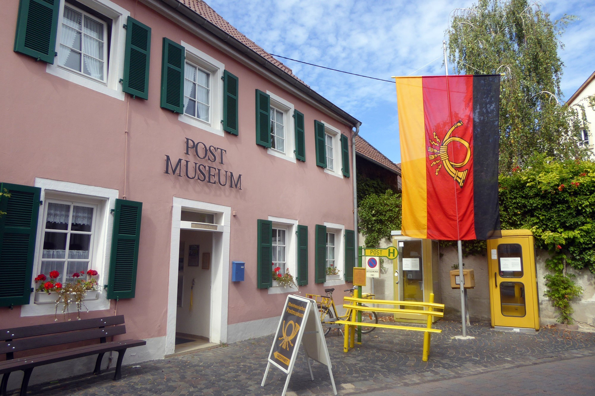 Das Gebäude und der kleine Vorplatz des Postmuseums Rheinhessen