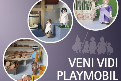 Ausstellungsplakat zeigt verschiedene römische Szenarien mit Playmobilfiguren nachgestellt.