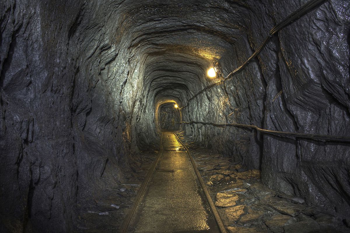 Tunnel mit altem Schienensystem