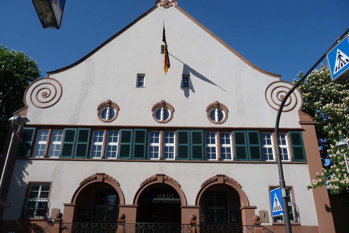 Das Rathaus in Oppau mit Karl-Otto-Braun-Museum
