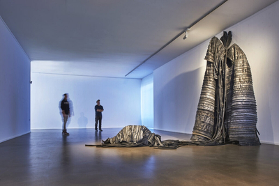 Fritzi Haußmann, tube object, 2018/19, Installation mit Gummi, Nylon und Lack