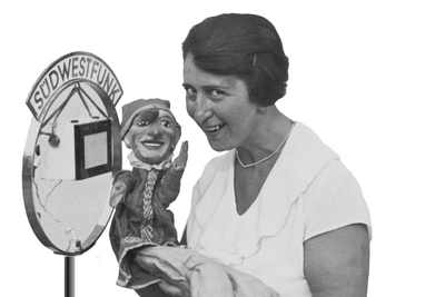 Puppenspielerin Liesel Simon mit Handpuppe