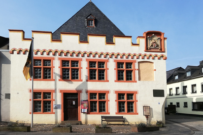 Renaissancegebäude der Zeit um 1570 mit Walmdach und Zinnenkranz, das anstelle des Geburtshauses von Nikolaus von Kues errichtet wurde