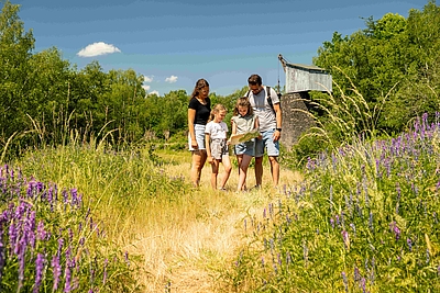 Familie auf einer Wiese