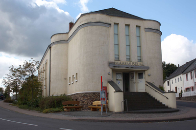 Das Maarmuseum Manderscheid in der ehemaligen Turn- und Festhalle von Manderscheid, einem im Stil der Neuen Sachlichkeit errichteten Bau.