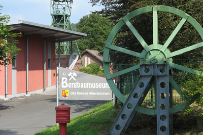 Außenansicht und Eingang des Museums mit Schild und Modell eines Förderturms