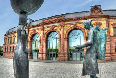 Zwei Skulpturen von Frauen vor dem Forum Alte Post