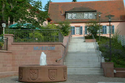 Außenaufnahme vom Museum Winnweiler und davor liegendem Springbrunnen