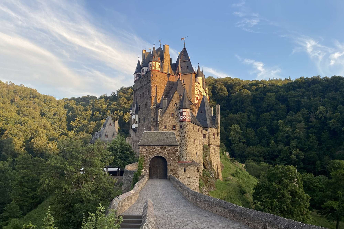 Mit ihrer malerischen Lage in unberührter Natur ist die Burg Eltz für ihre Betrachter der Inbegriff einer deutschen Ritterburg!
