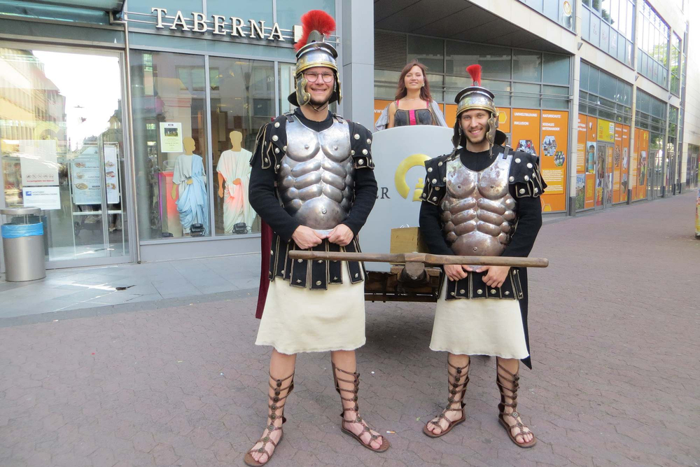 Unsichtbare Römergarde der Initiative Römisches Mainz e. V. bei der Römertagen vor der Römerpassage