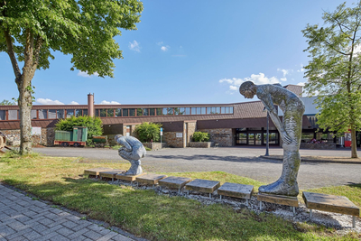 Gebäude und Vorplatz des Keramikmuseums Westerwald in Höhr-Grenzhausen