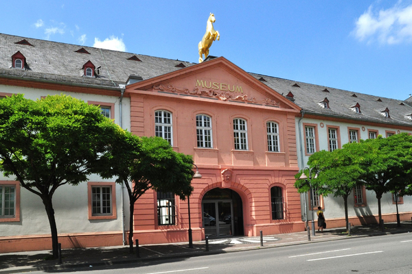 Das Gebäude des Landesmuseums Mainz mit charakteristischem goldenem Pferd auf dem Dachfirst