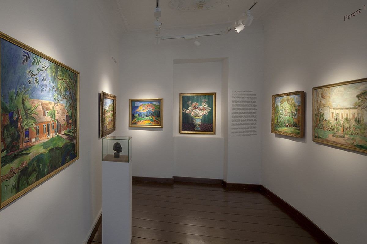 Ausstellungsraum mit Gemälden von Hans Purrmann
