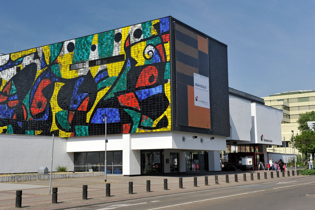 Fassade des Wilhelm-Hack-Museums mit Miró-Wand