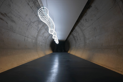 Der Tunnel im Museumsneubau mit der Leuchtschlange Kaa der Künstlerin Barbara Trautmann
