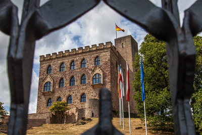 Hambacher Schloss von der Ostseite durch den Haupteingang fotografiert