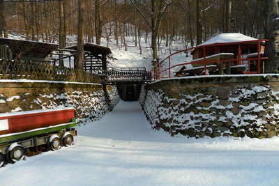 Zugang zum Schmittenstollen im Winter bei Schnee