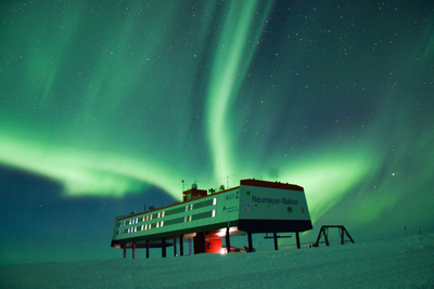 grünes Polarlicht über der Neumayer Polarstation