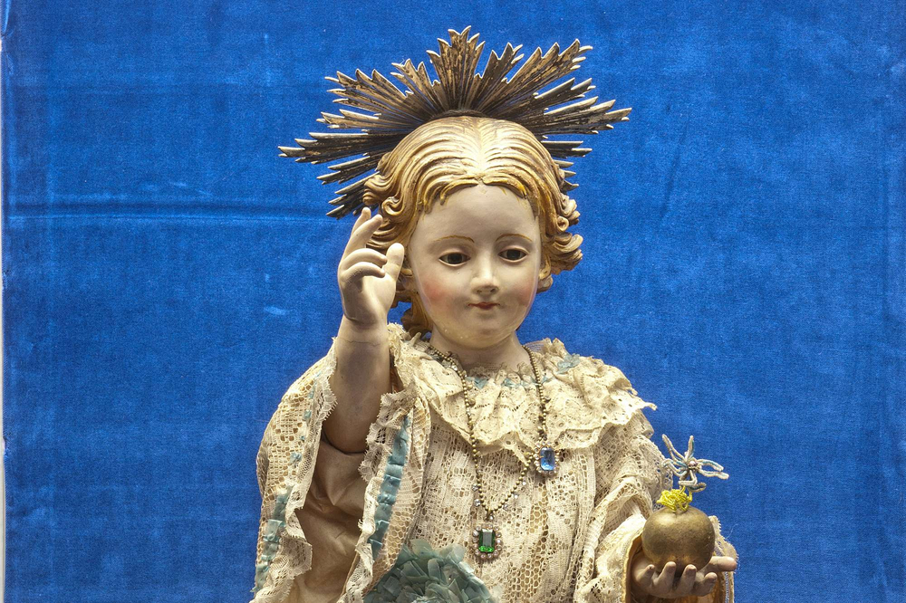 Das segnende Jesuskind im Eingangsbereich des Krippenmuseums.