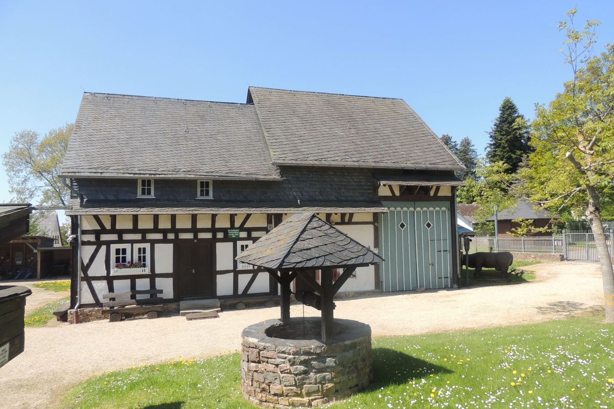 Das Hauptgebäude des Agrarhistorischen Museums in Emmelshausen, ein altes Fachwerk-Bauernhaus