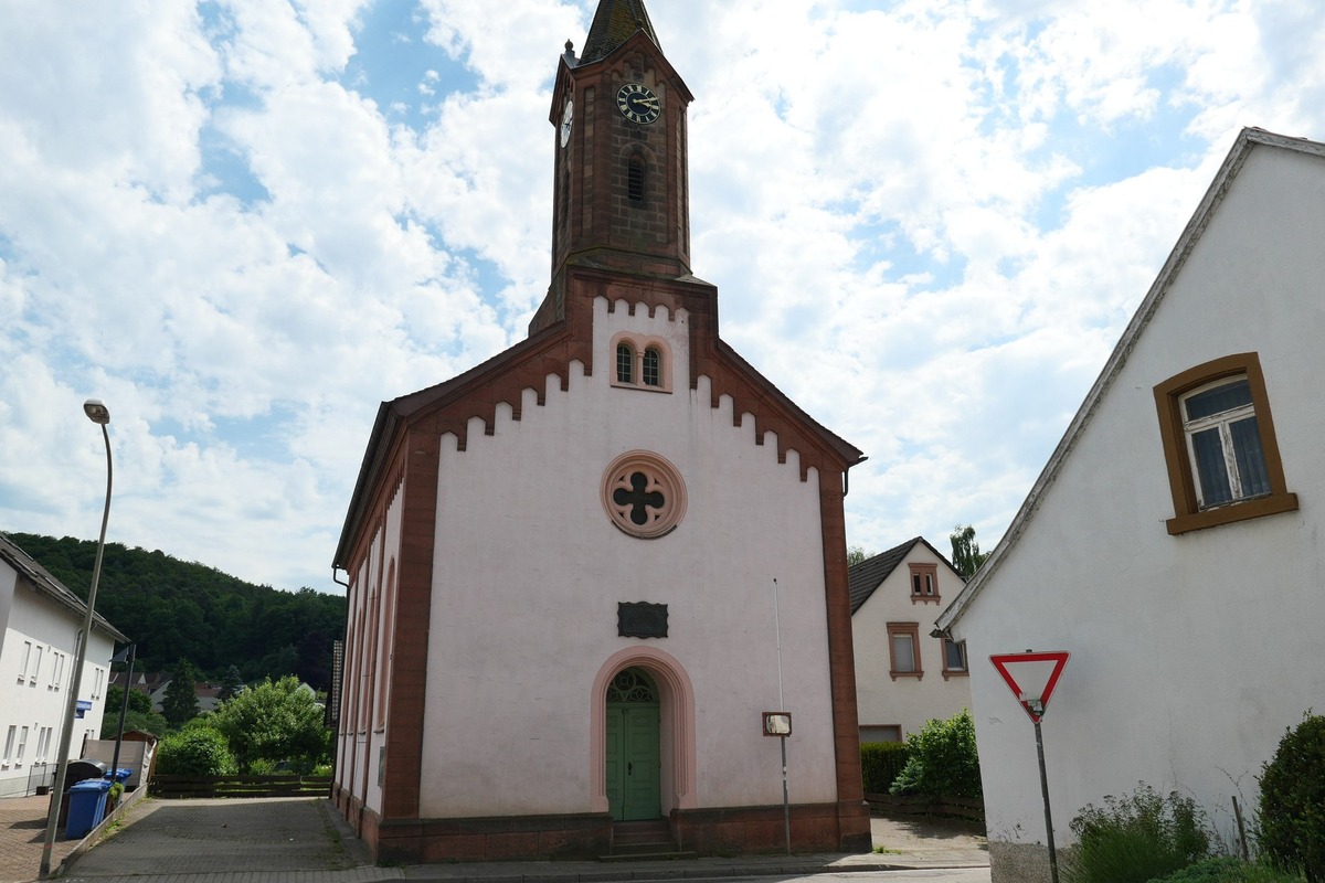 Giebelwand der ehemaligen Kirche mit Museumseingang