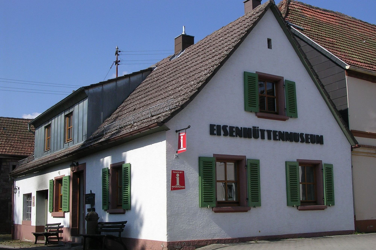 Gebäude des Eisenhüttenmuseums in Trippstadt