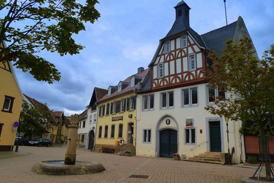 Marktplatz in Obermoschel mit Radiomuseum