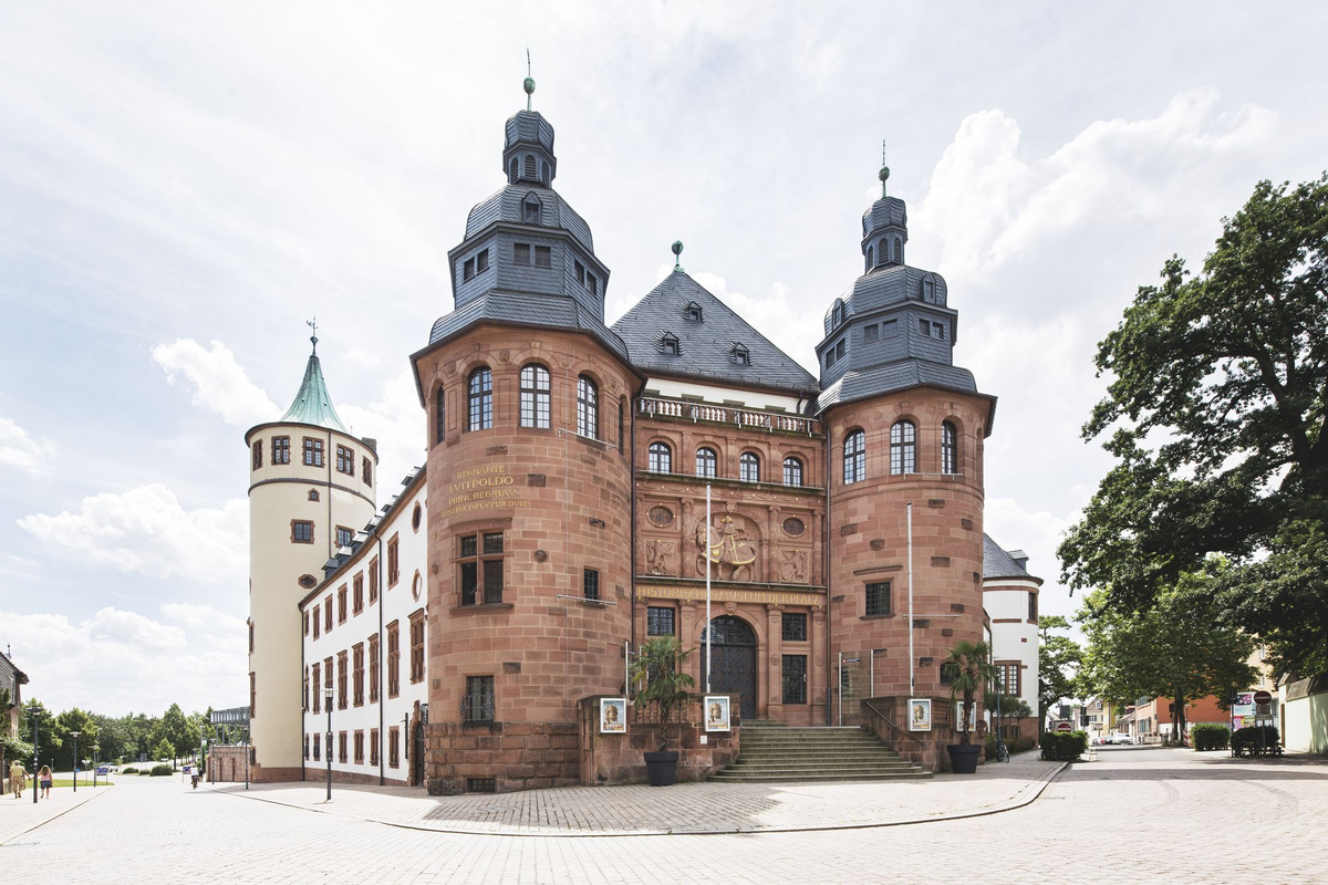 Gebäude mit Eingangsportal des Historischen Museums der Pfalz in Speyer