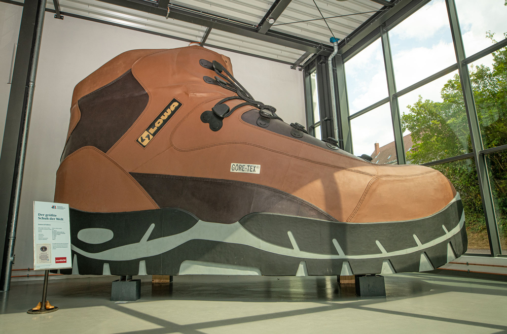 Bereits im Eingangsbereich des Deutschen Schuhmuseums begrüßt ein Schuh der Superlative die Museumsgäste aus Nah und Fern. Dieser Treter würde selbst einem Riesen passen: Er ist mit seinen 4,20 Metern Höhe, 7,14 Metern Länge und 2,50 Metern Breite der größte Schuh der Welt.