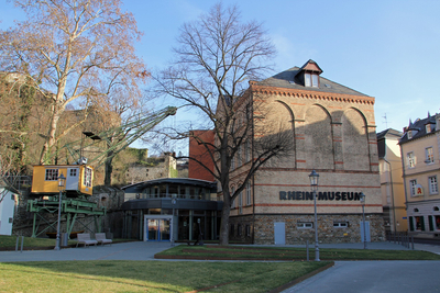 Das Backstein-Gebäude des Rhein-Museums mit modernem Anbau.