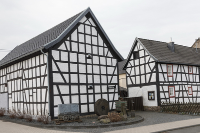 Bauerngehöft mit Fachwerkgebäuden, in denen sich das Dorfmuseum befindet