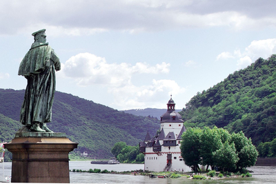 Blücherdenkmal bei Kaub mit Blick auf den Rhein und die Burg Pfalzgrafenstein