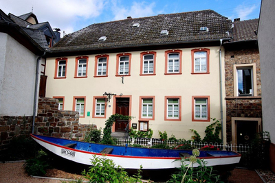 Heimatmuseum Trechtingshausen im ehemaligen Schul- und Rathaus, einem spätbarocken Krüppelwalmdachbau