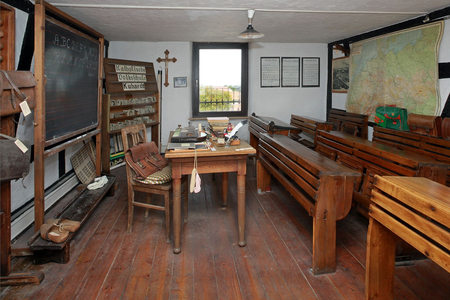 Historisches Klassenzimmer mit Kreidetafel und Schulbänken