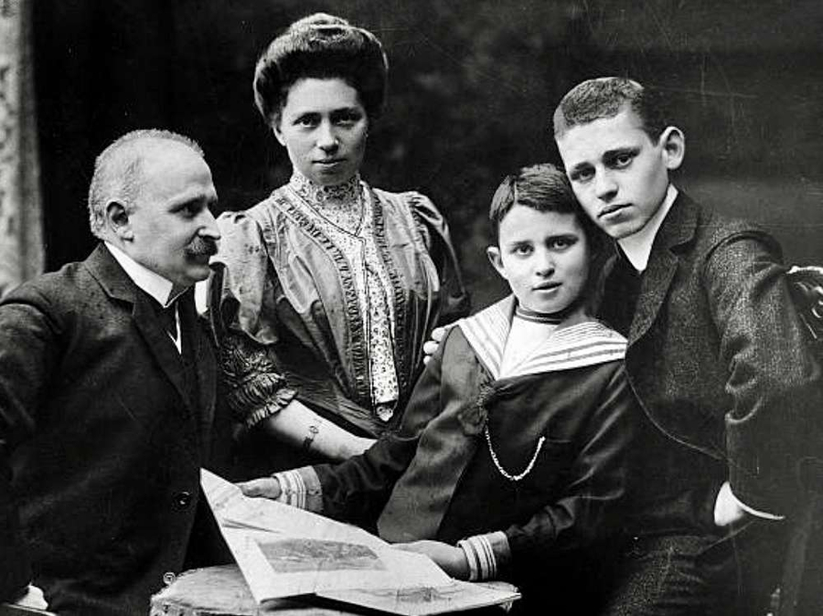 Der Unternehmer Carl Zuckmayer (1864–1947) mit seiner Ehefrau Amalie Zuckmayer (1869–1954), geb. Goldschmidt, und den beiden Söhnen Carl (1896–1977) und Eduard (1890–1972) in Mainz im Juli 1906.