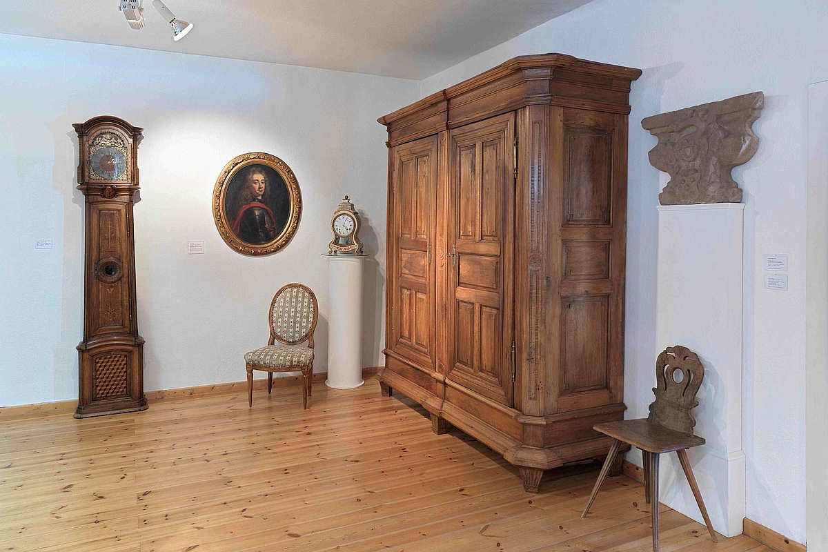 Blick in die Ausstellung mit Porträt des Freiherrn Karl Anton von Sickingen in einem originalen Rahmen aus dem 18. Jahrhundert. Das um 1730 entstandene Ölgemälde erinnert an eine bedeutende Persönlichkeit der regionalen Geschichte.