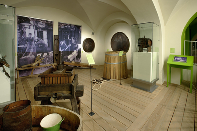 Ausstellungsraum mit verschiedenen historischen Geräten und Werkzeugen zur Herstellung von Wein