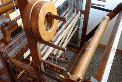 Am Webstuhl im Webermuseum "Vom Zwirn zum Stoff" in Lindenberg lässt sich die frühere Produktionsweise von Stoffen und Textilien nachvollziehen.