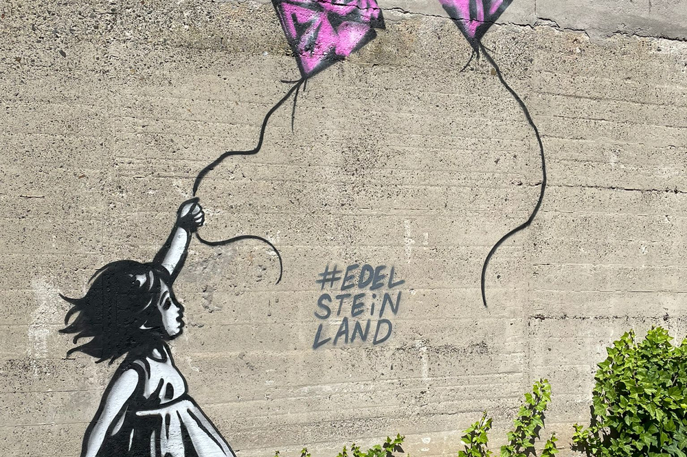 Fotopoint: Graffiti "Mädchen mit den Diamanten-Luftballon" im Stil von Banksy in der Nähe des Deutschen Edelsteinmuseums.