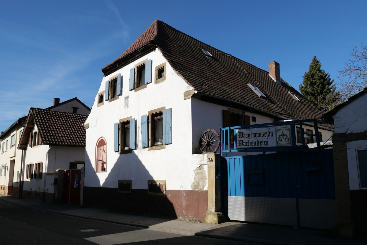 Waagenmuseum in Wachenheim in einem kleinen Bauernhaus mit blauem Hoftor