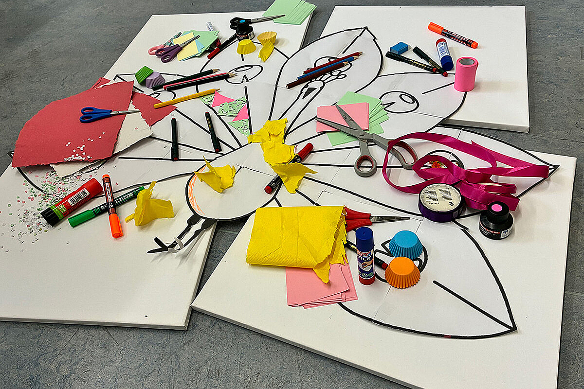 Kunst-Aktion im Dachstudio: Gemeinsam wird das Bild eines Pfaus – dem Wappentier von Neuwied – gestaltet.