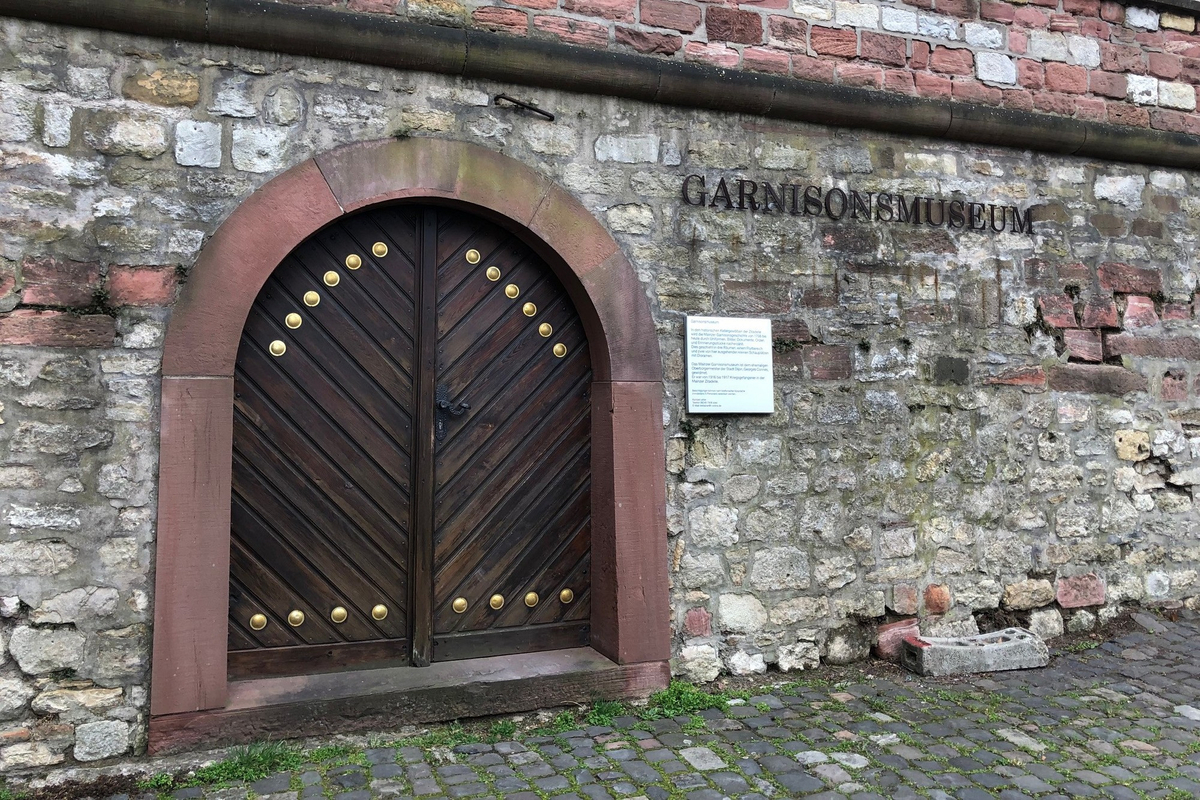 Der Eingang zum Museum befindet sich in der Mauer der Zitadelle