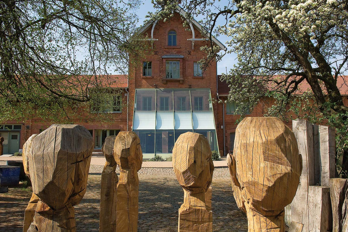 Holzfiguren vor dem Museumseingang