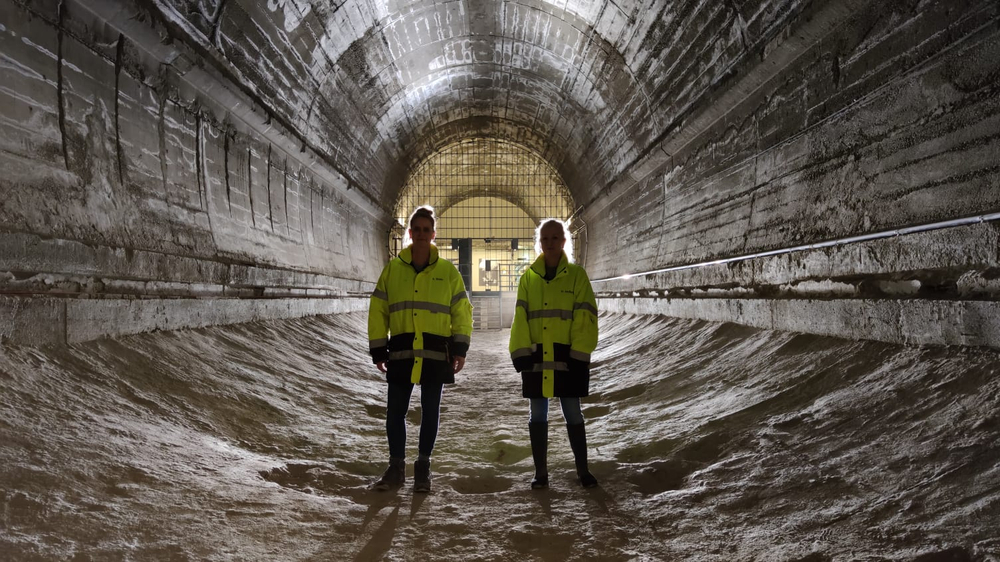 Museumsleiterin Heike Hollunder und Mitarbeiterin stehen im ruckgebauten Tunnelsystem.