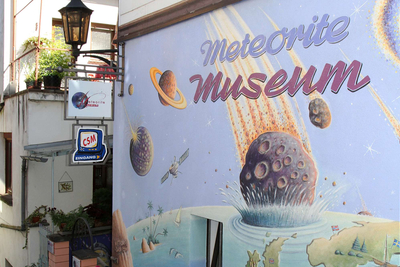 Bemalte Hausfassade des Meteorite-Museums