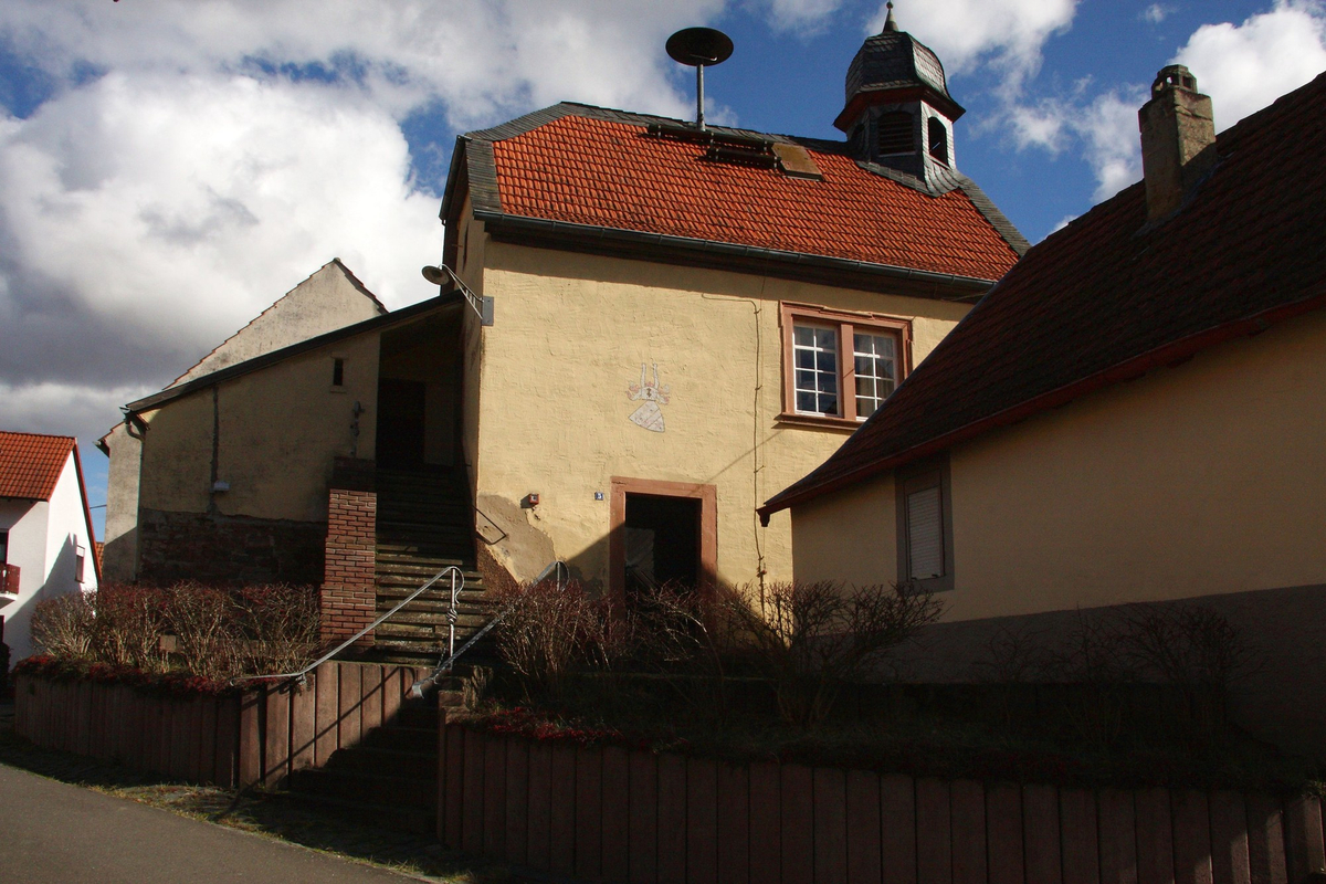 Gebäude des Randeck-Museums mit charakteristischem  Türmchen auf dem Dachfirst