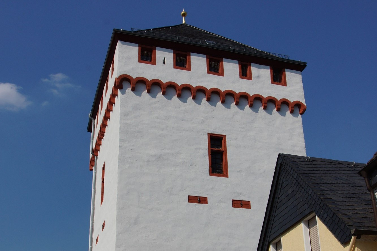 Der Weiße Turm wird im Volksmund auch Eulenturm genannt und beherbergt das Museum