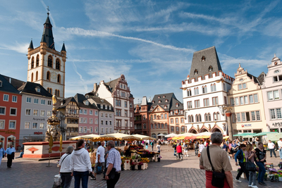 Hauptmarkt in Trier mit Marktständen und Passanten
