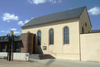 Ehemalige Synagoge mit Rundbogenfenstern und Museumseingang